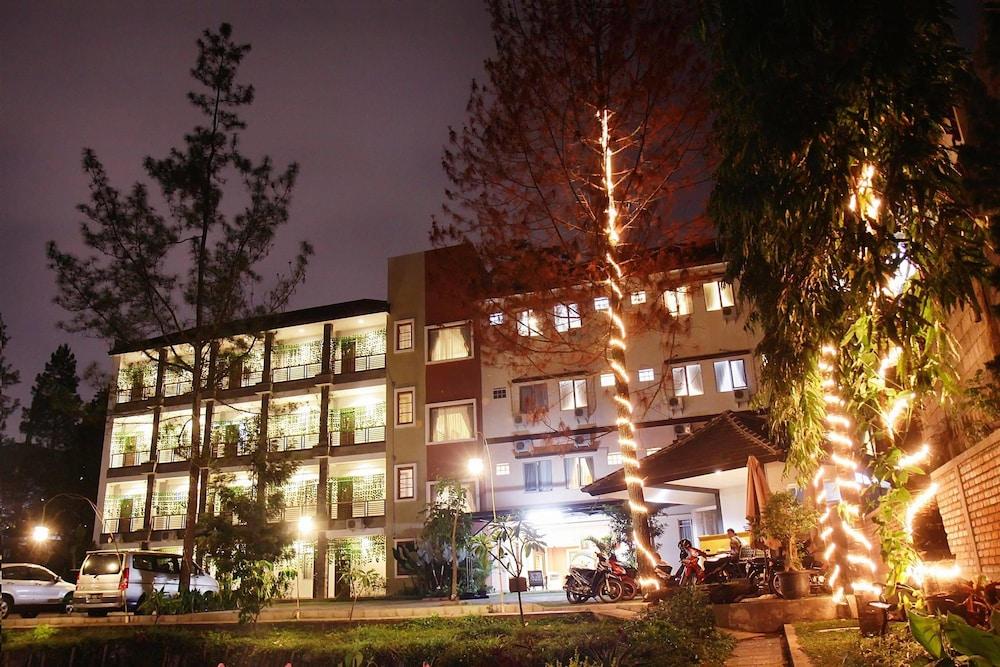 Hotel Lotus בנדונג מראה חיצוני תמונה