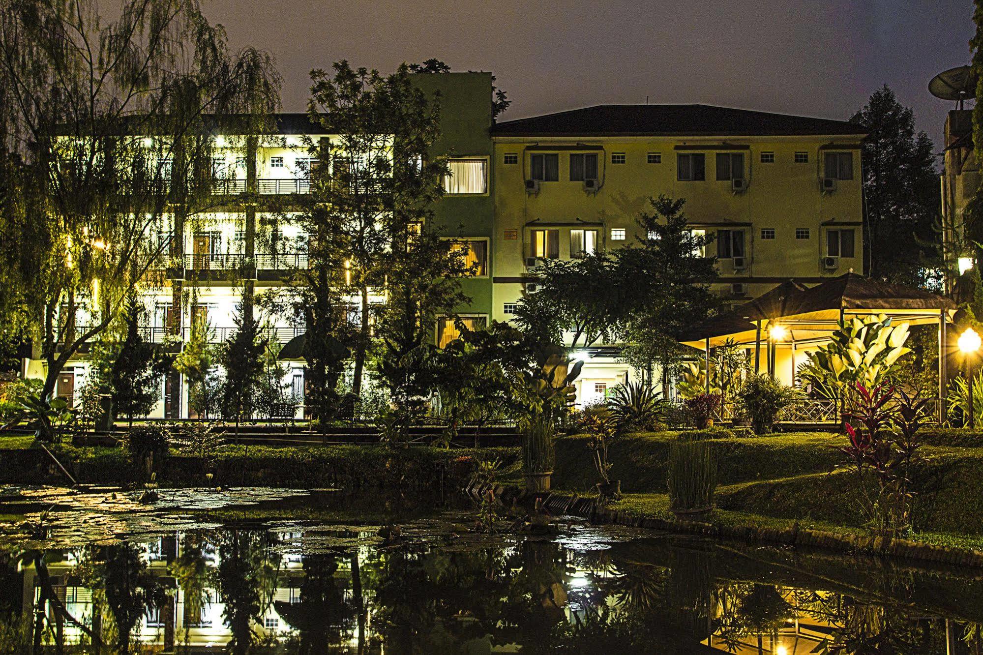 Hotel Lotus בנדונג מראה חיצוני תמונה