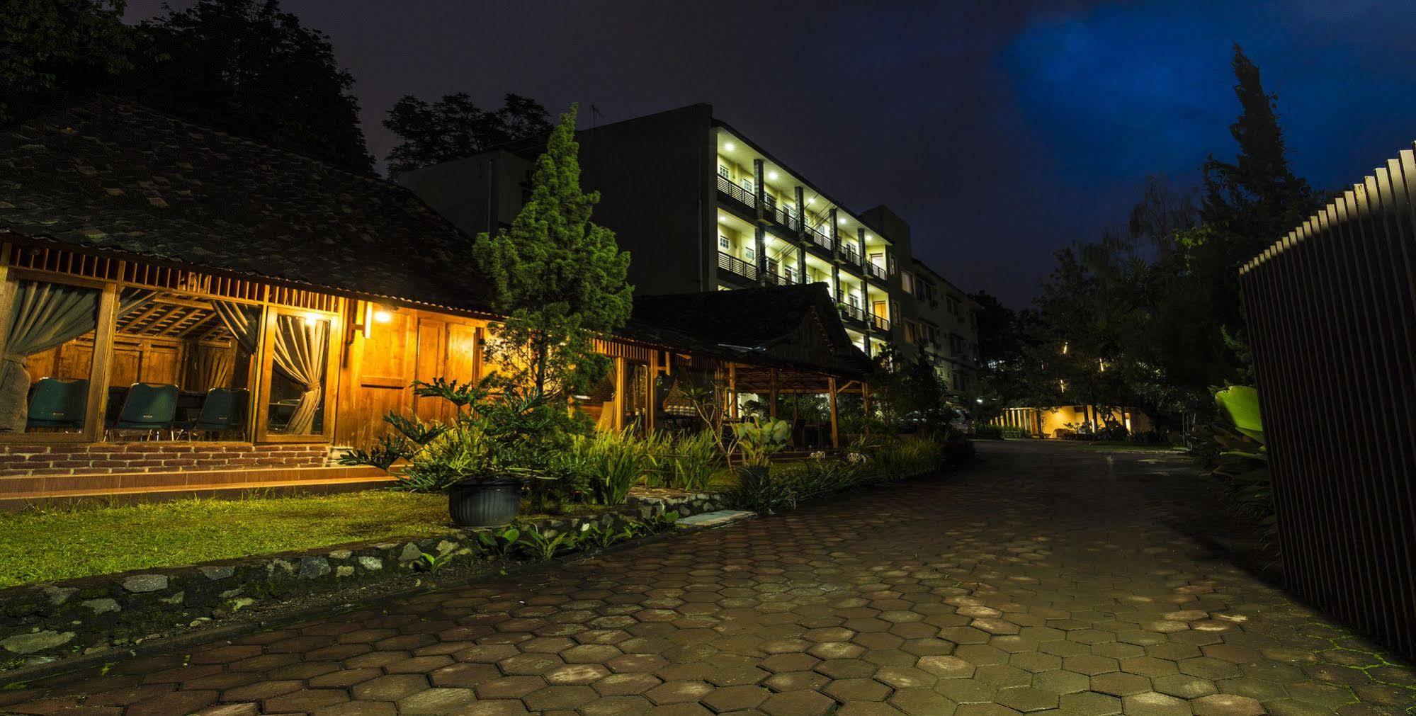 Hotel Lotus בנדונג מראה חיצוני תמונה